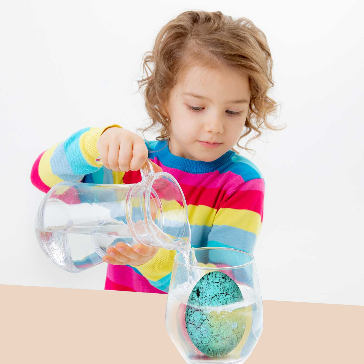 Kinder lieben die Aufregung, wenn sie das Ei aufbrechen und das Überraschungslebewesen darin entdecken. Es kann eine großartige Möglichkeit sein, Kinder zu unterhalten und zu engagieren, egal ob sie alleine oder mit Freunden spielen.